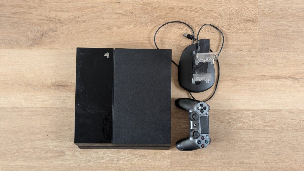 PlayStation 4 (PS4) met controller + oplaadstation, Spelcomputers en Games, Spelcomputers | Sony PlayStation 4, Ophalen, Met 1 controller