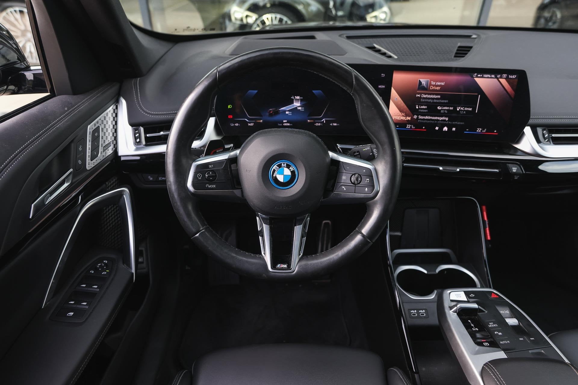 BMW iX1 xDrive30 M Sport / Trekhaak / Panoramadak / Comfort, Dealer onderhouden, Gebruikt, Zwart, Met garantie (alle)