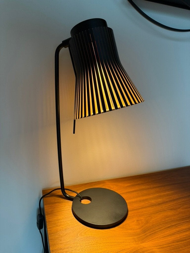 Petite 4620 tafellamp – €190, Huis en Inrichting, Ophalen, 56 cm, Zo goed als nieuw, Zwart