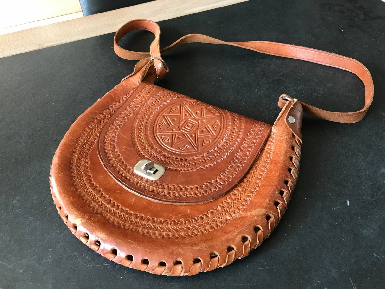 Vintage Leren Schoudertasje met Reliëf - Costa Rica, Ophalen of Verzenden, Gebruikt, Bruin, Schoudertasje