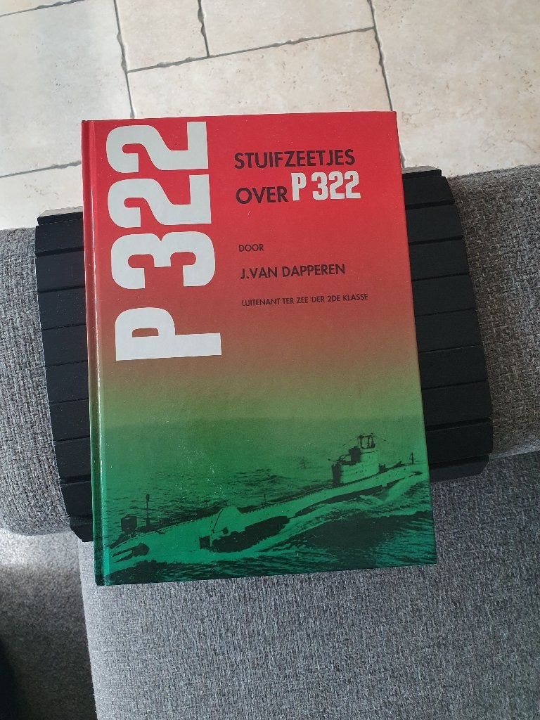 Stuifzeetjes over P322 (Hr.Ms. Zwaardvisch), Tweede Wereldoorlog, Marine, Ophalen of Verzenden, Zo goed als nieuw