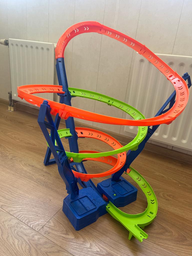 Hot Wheels Racebaan met Loopings en Elektrische Aandrijving, Kinderen en Baby's, Speelgoed | Racebanen, Ophalen, Racebaan, Zo goed als nieuw