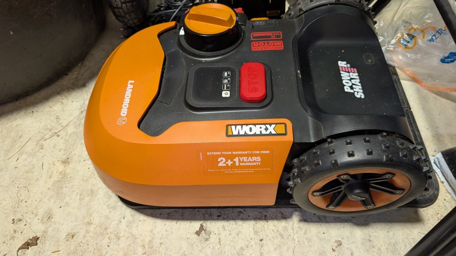 Worx Landroid M500 robotmaaier & garage & super-grip wielen, Ophalen, Bestuurbaar via app, Worx, Zo goed als nieuw
