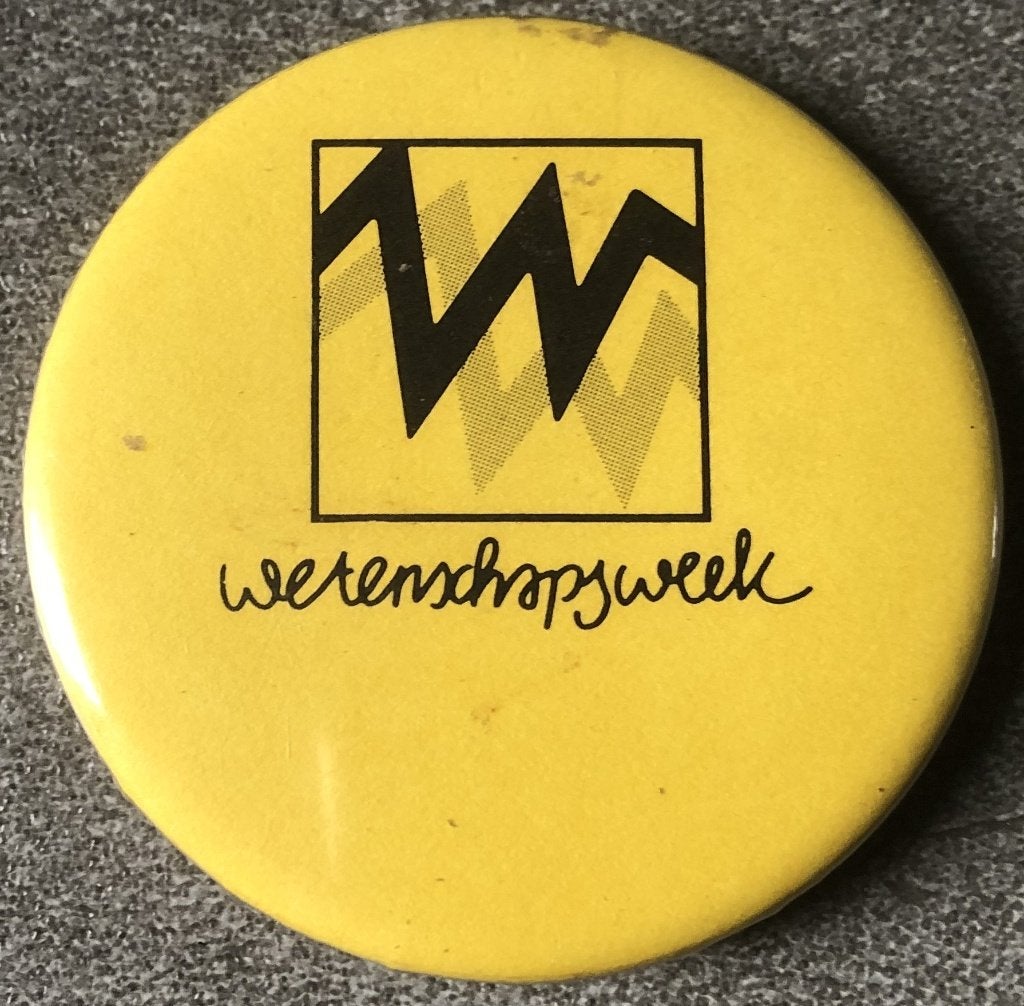 BUTTON - WETENSCHAPSWEEK - 5,5 CM, Verzamelen, Speldjes, Pins en Buttons, Ophalen of Verzenden, Zo goed als nieuw, Overige onderwerpen