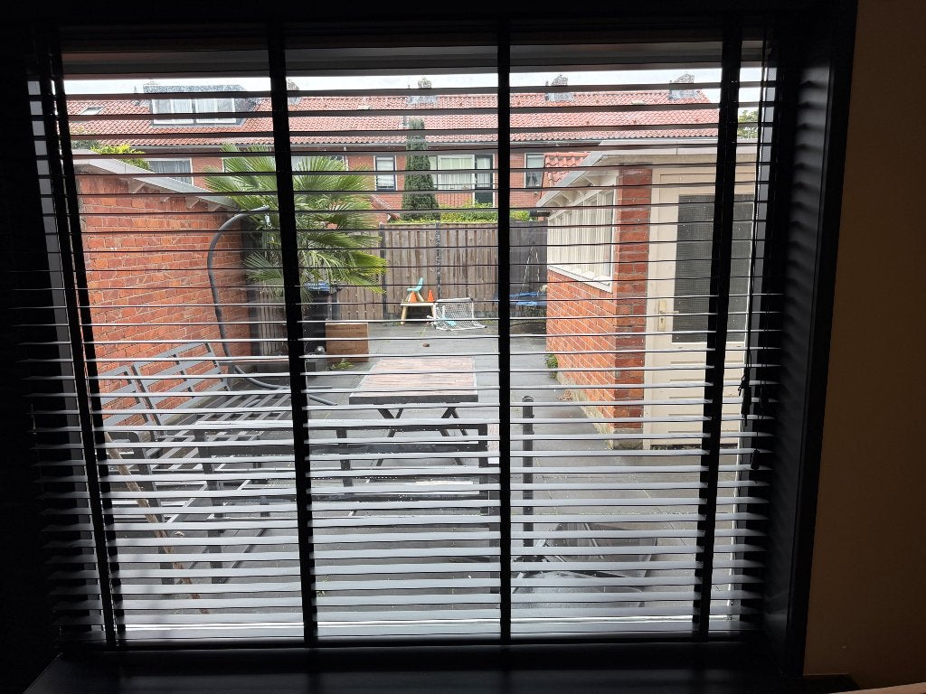 7x zwarte Houten jaloezieën te koop verschillende  maten., Huis en Inrichting, Jaloezie, Zwart, Hout, Ophalen of Verzenden