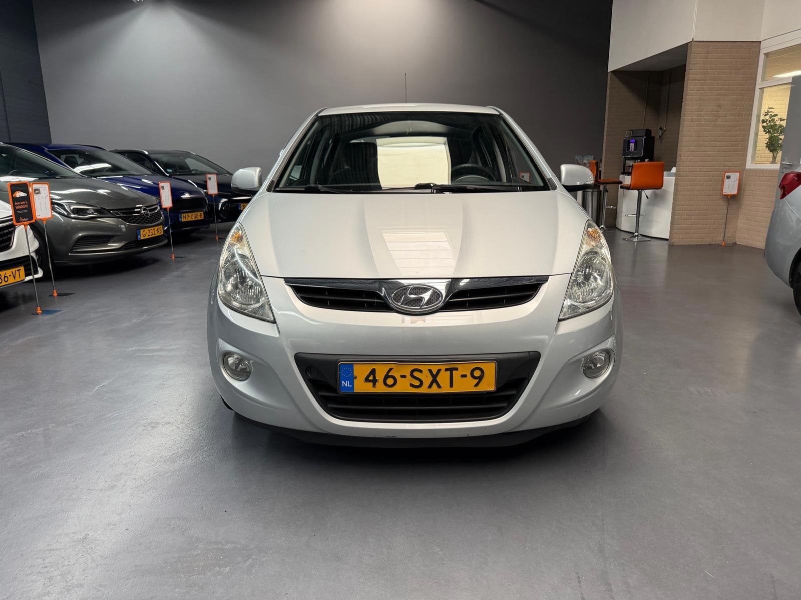 Hyundai I20 1.2i i-Motion AIRCO NAP NL AUTO, Auto's, Euro 5, 450 kg, Gebruikt, 31 €/maand