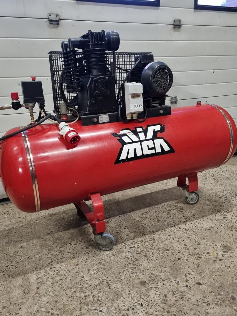Compressor, Doe-het-zelf en Verbouw, Compressors, Gebruikt, Ophalen of Verzenden, 200 tot 400 liter/min, Mobiel