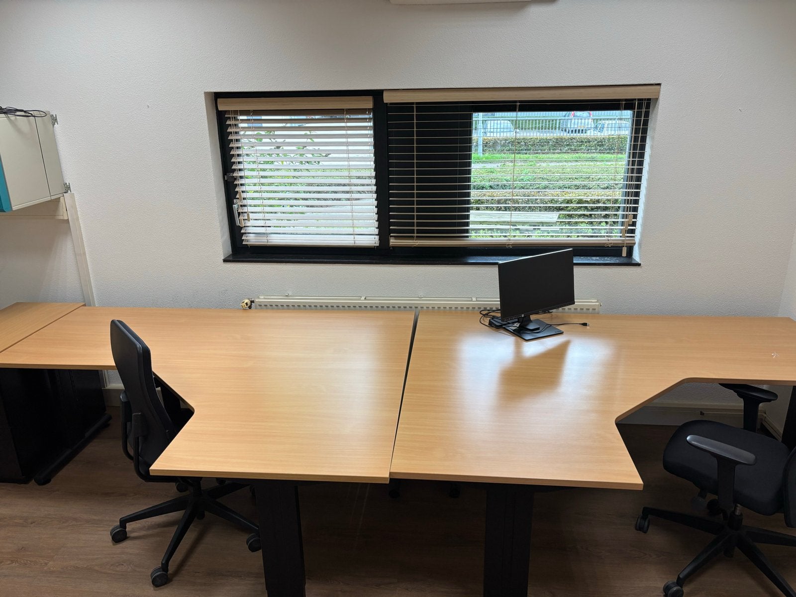Foto 5 van 9 bureaus met bureaustoelen en ladenblokken - goede staat