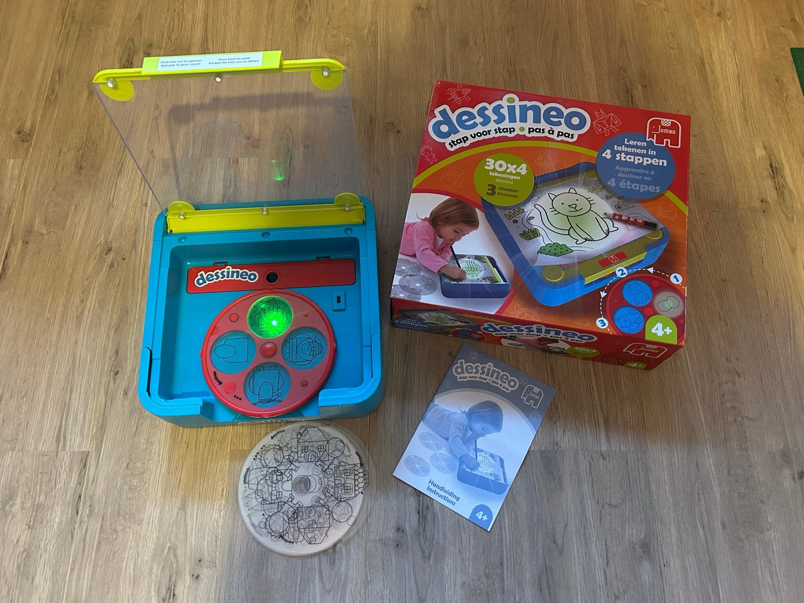 Jumbo Dessineo Tekenprojector - Leren tekenen in 4 stappen, Ophalen of Verzenden, Zo goed als nieuw, Knutselen, Met licht