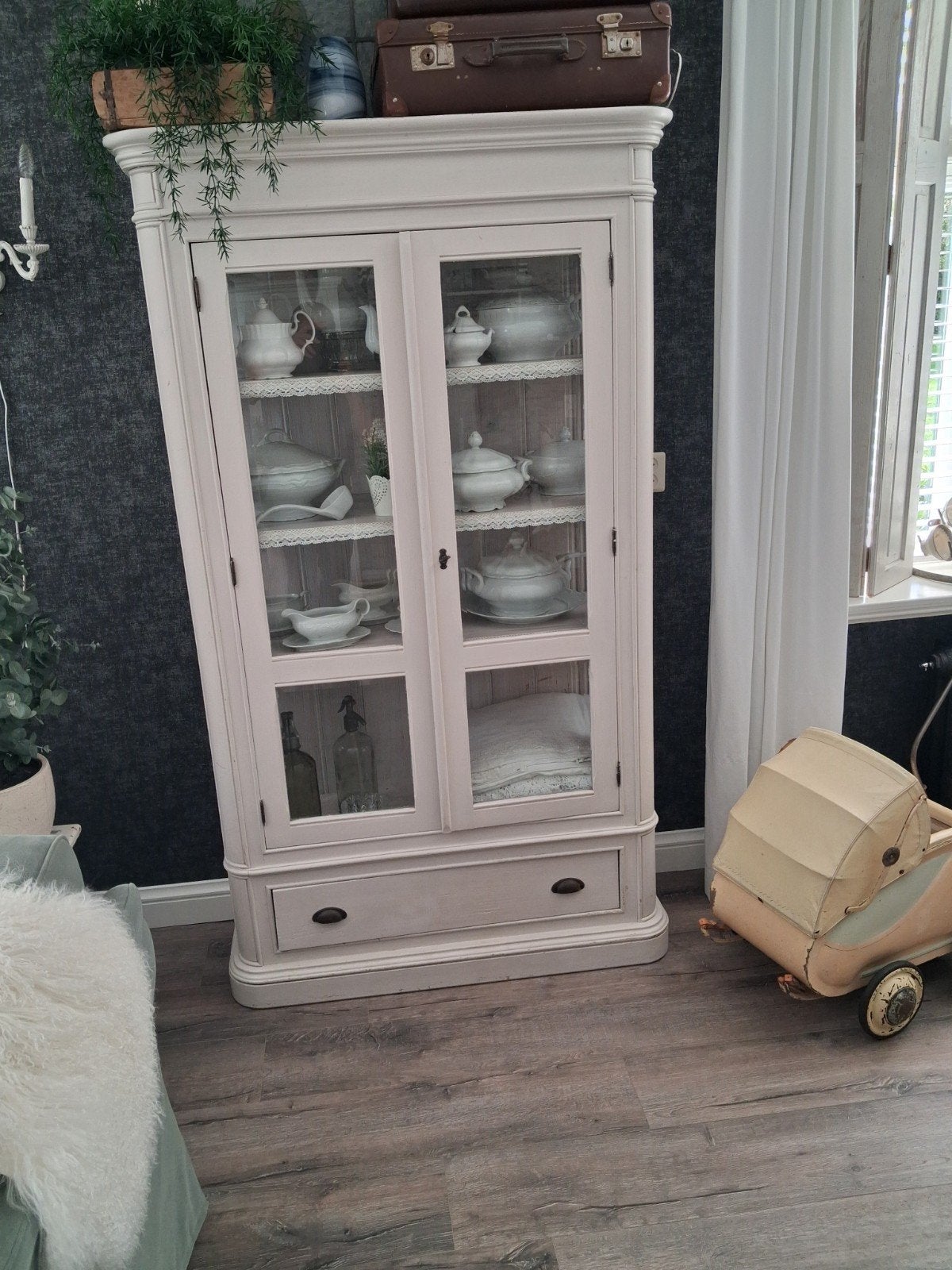 te koop mooie brocante vitrinekast, Huis en Inrichting, Ophalen, Gebruikt, 100 tot 150 cm, Met lade(s)