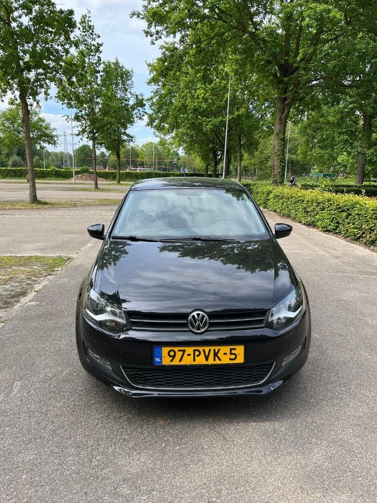 Volkswagen Polo 1.4 Highline Aut 2011 Zwart, Auto's, Volkswagen, Euro 5, Stof, 40 €/maand, 4 cilinders