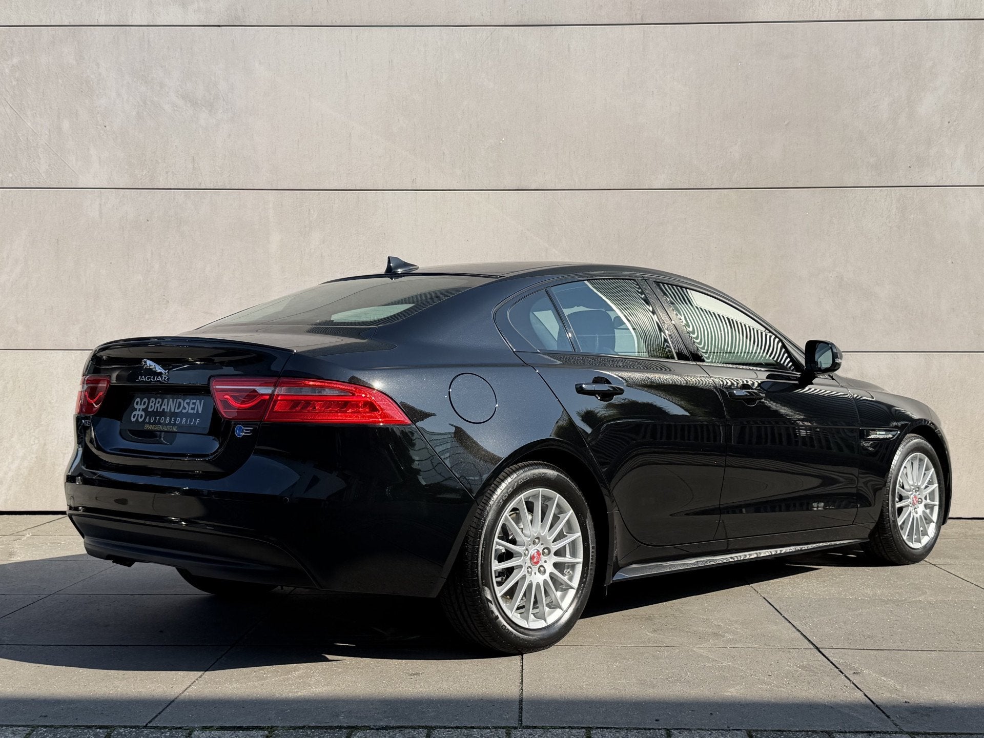 Jaguar XE 2.0 D R-Sport Navi-Leer (bj 2016, automaat), Automaat, Achterwielaandrijving, 4 cilinders, Met garantie (alle)