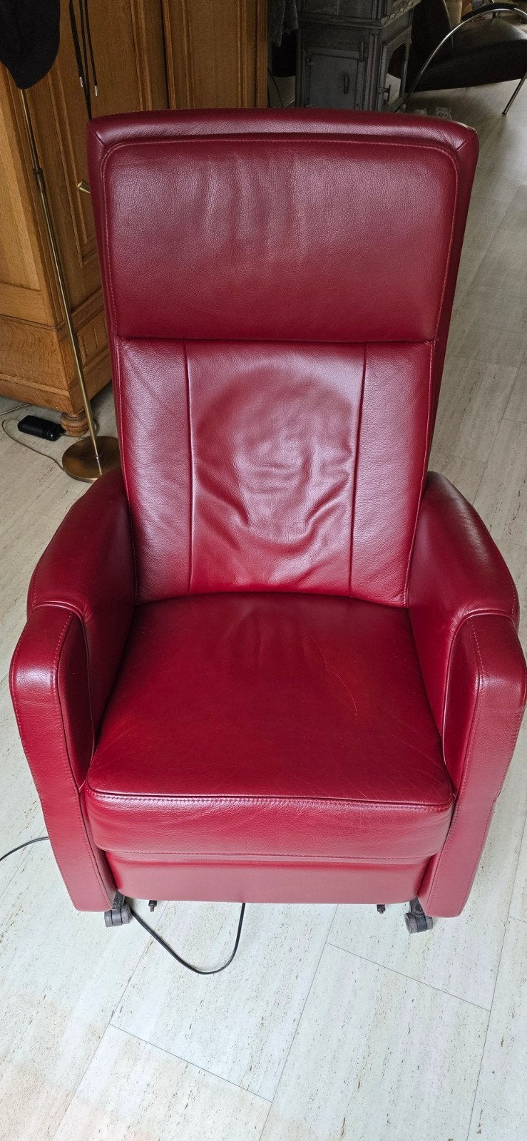Sta-op-fauteuil met bordeaux rode leren bekleding., Ophalen, Sta-op-fauteuil, 50 tot 75 cm, Leer