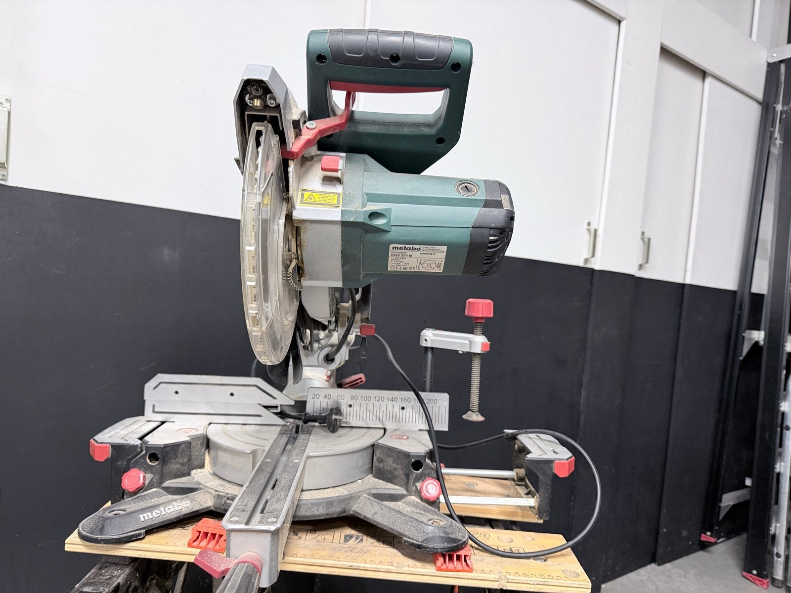 Metabo KGS 254 M Afkortzaag - Gebruikt, Doe-het-zelf en Verbouw, Gereedschap | Zaagmachines, Ophalen, Gebruikt, 70 mm of meer