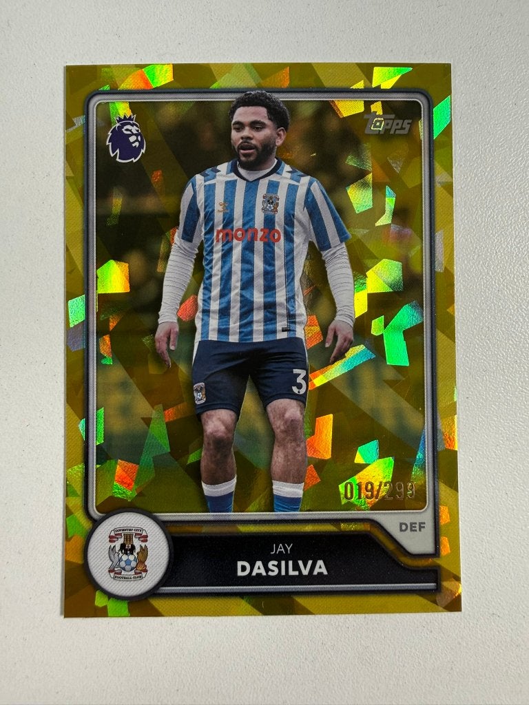 260 Jay Dasilva /299 Yellow Topps Premier League 2026-27, Ophalen of Verzenden, Nieuw, Buitenlandse clubs, Poster, Plaatje of Sticker