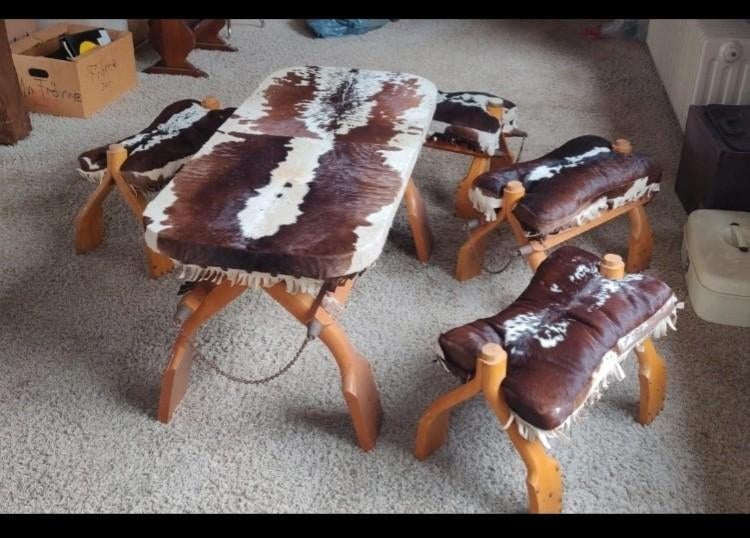 Authentieke Zuid-Duitse tafel met krukjes van hout en leer, Ophalen, Gebruikt, Hout