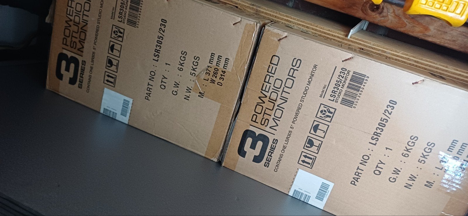 JBL LSR305/230 Powered Studio Monitor (Nieuw in doos), Studiomonitor, JBL, Nieuw, Ophalen of Verzenden