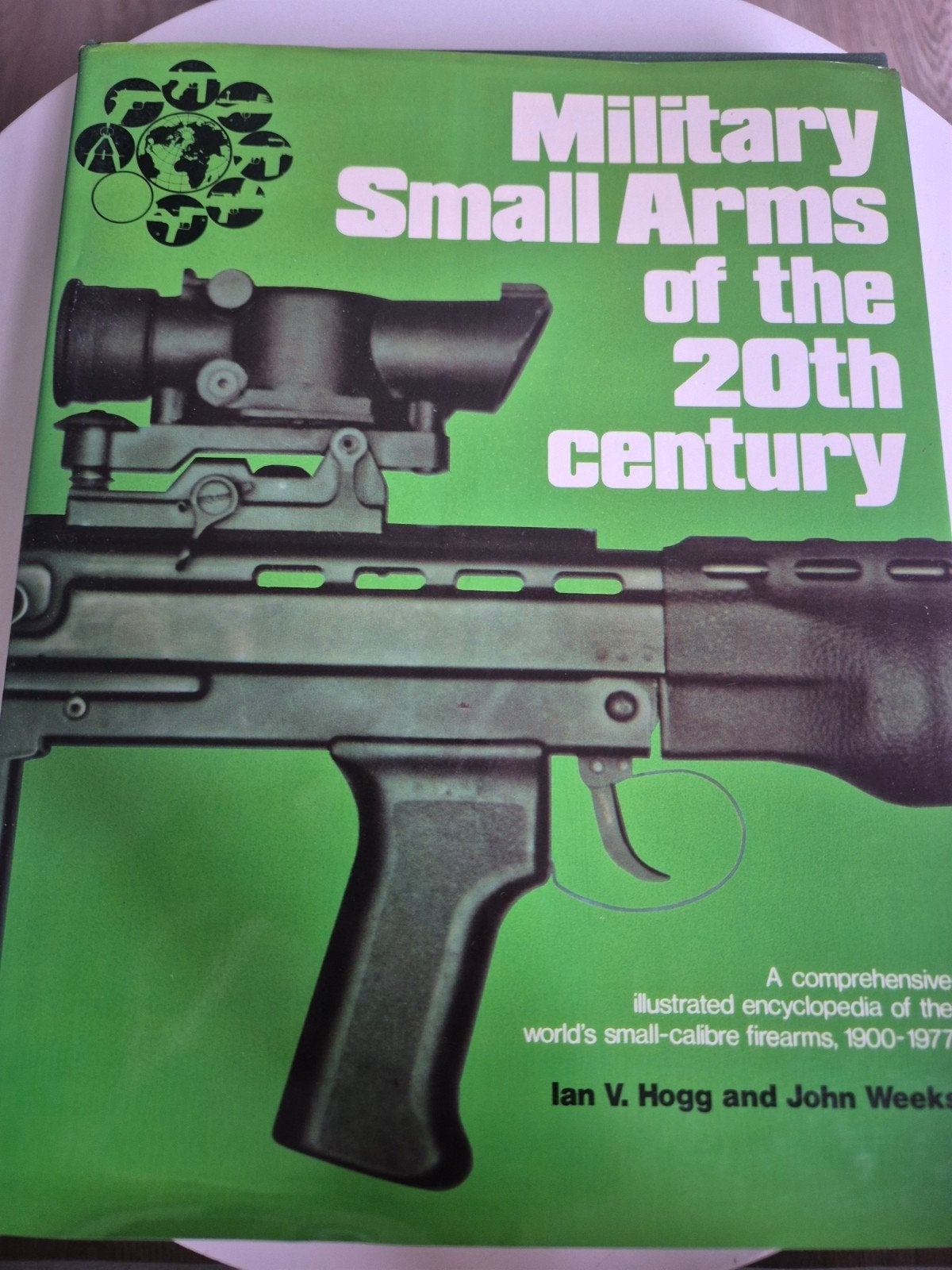 Military Small Arms of the 20th Century - Ian V. Hogg, Gelezen, Ian V. Hogg en John Weeks, Ophalen of Verzenden, 1945 tot heden