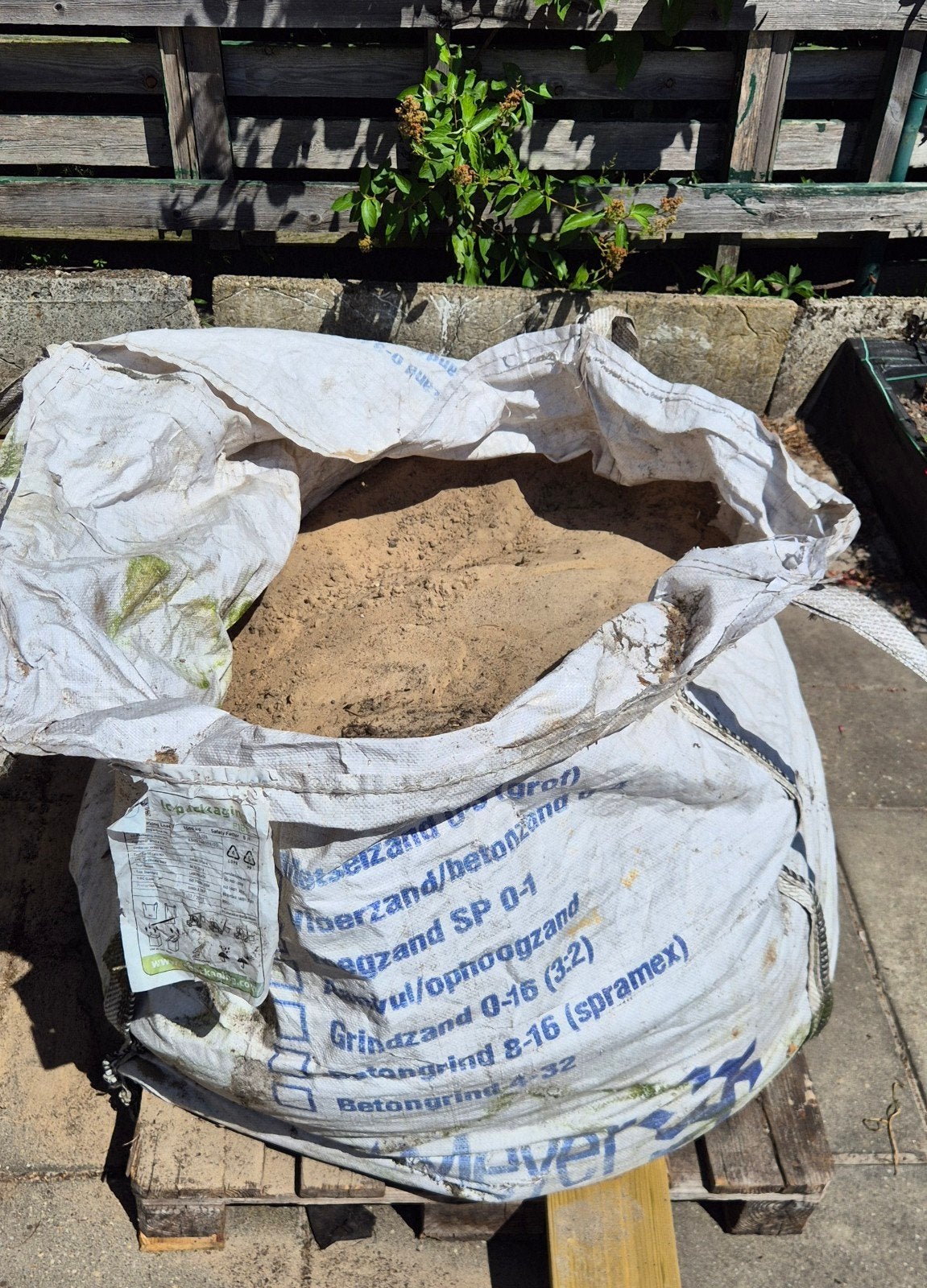 ​Wit zand in big bag. Gratis af te halen., Tuin en Terras, Zand, Ophalen
