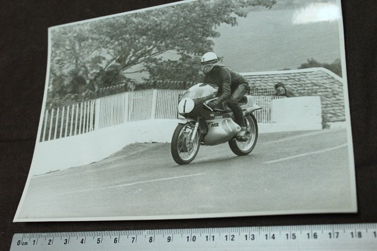 Foto coureur Bartush MZ racer IOM TT ??, Ophalen of Verzenden, Gelezen
