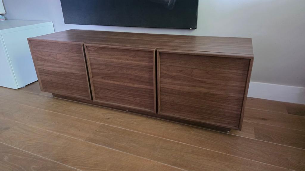Japandi TV-meubel walnoot 140cm, Huis en Inrichting, Kasten | Dressoirs, Ophalen, 100 tot 150 cm, Zo goed als nieuw, 25 tot 50 cm