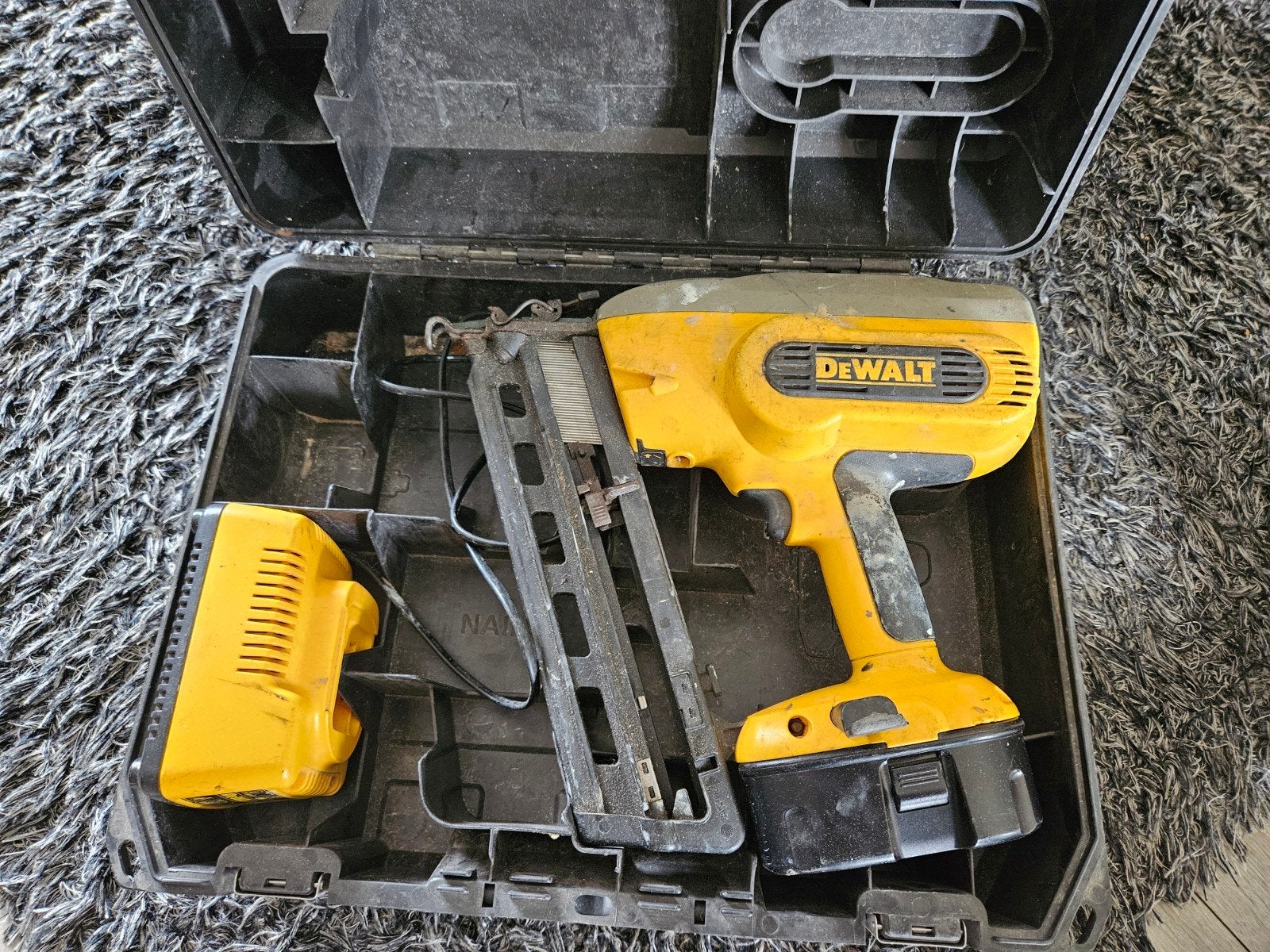 DeWalt DC618 Spijkermachine met volle doos spijkers, Ophalen of Verzenden, Gebruikt