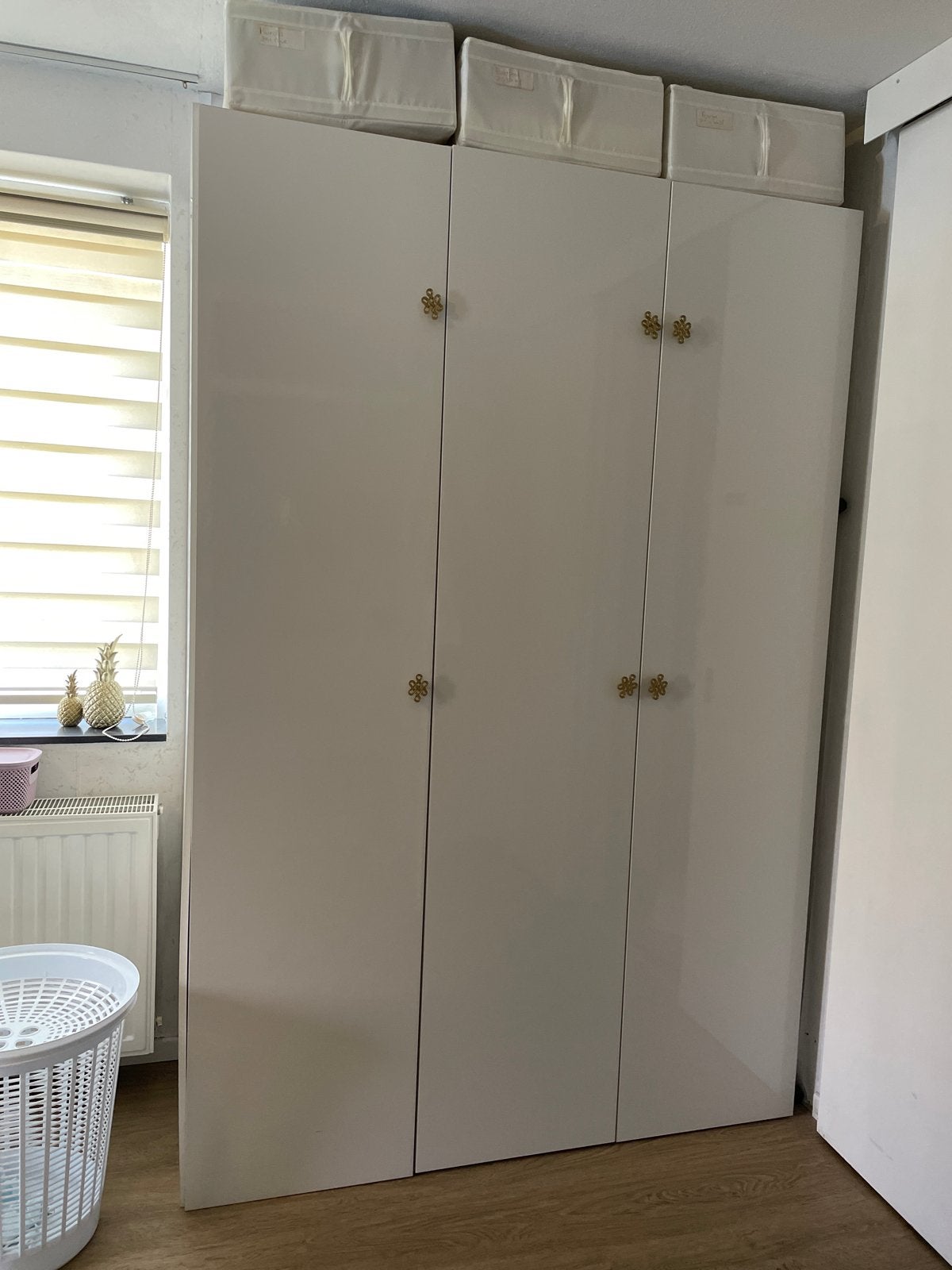 Witte kledingkast met gouden handgrepen, Huis en Inrichting, Kasten | Kledingkasten, Ophalen, Gebruikt, 100 tot 150 cm, 200 cm of meer