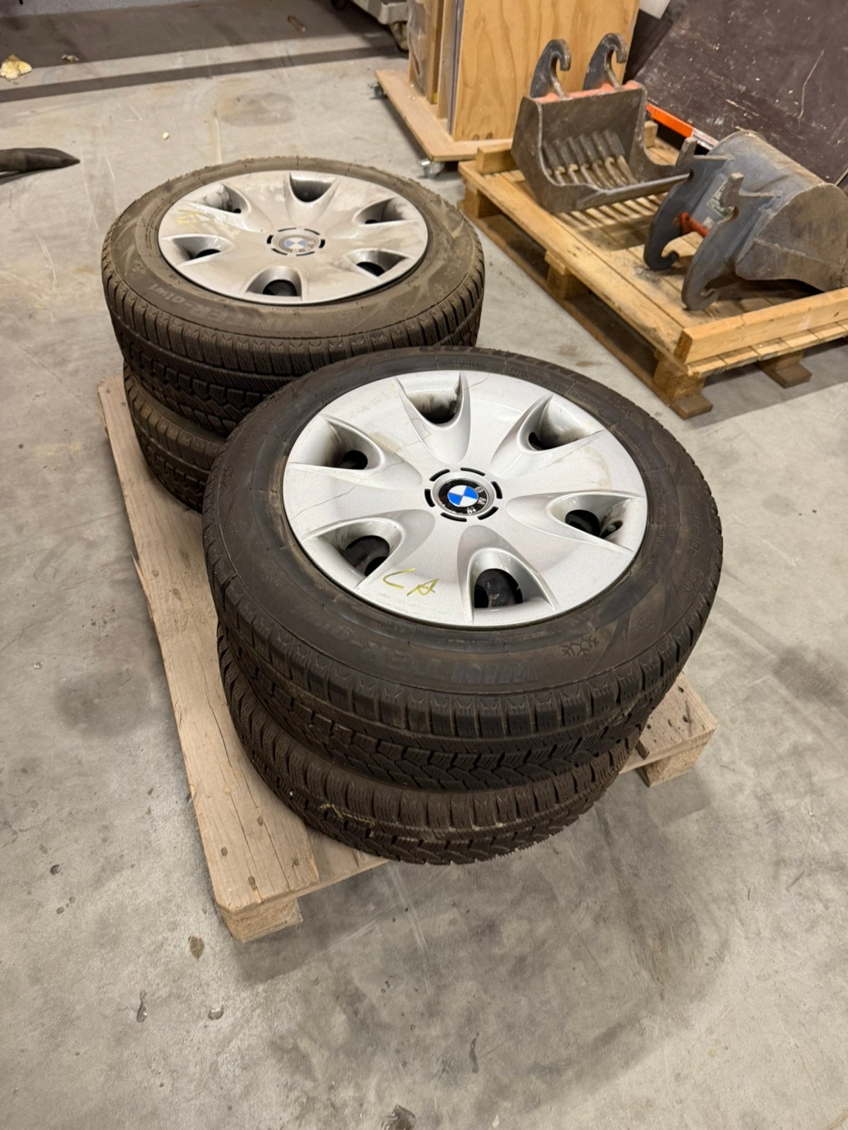 Winterbanden 205/60 r16 incl bmw wieldoppen, Auto-onderdelen, Ophalen, 16 inch, Banden en Velgen, 205 mm