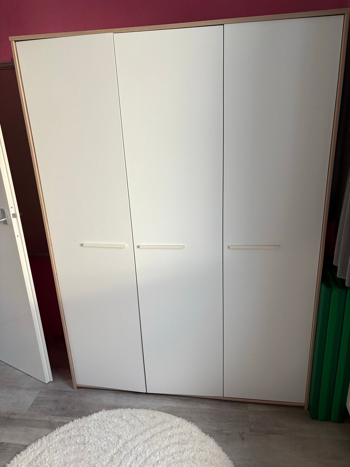 Witte kledingkast met 3 deuren en veel opbergruimte, Ophalen, 100 tot 150 cm, 200 cm of meer, Zo goed als nieuw