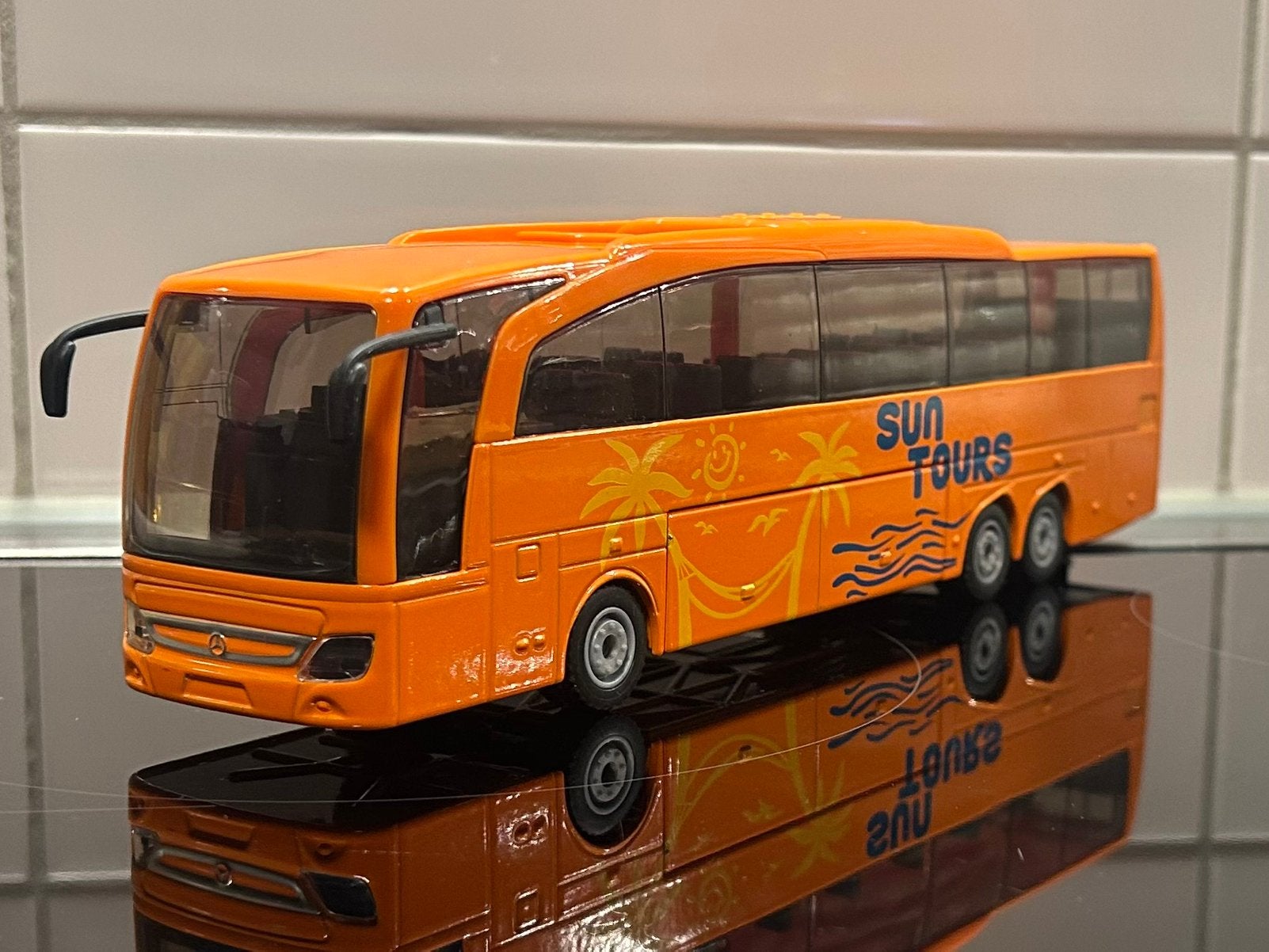 Siku Mercedes Bus Touringcar Sun Tours 1:50, Hobby en Vrije tijd, Verzenden, Zo goed als nieuw, Bus of Vrachtwagen, SIKU