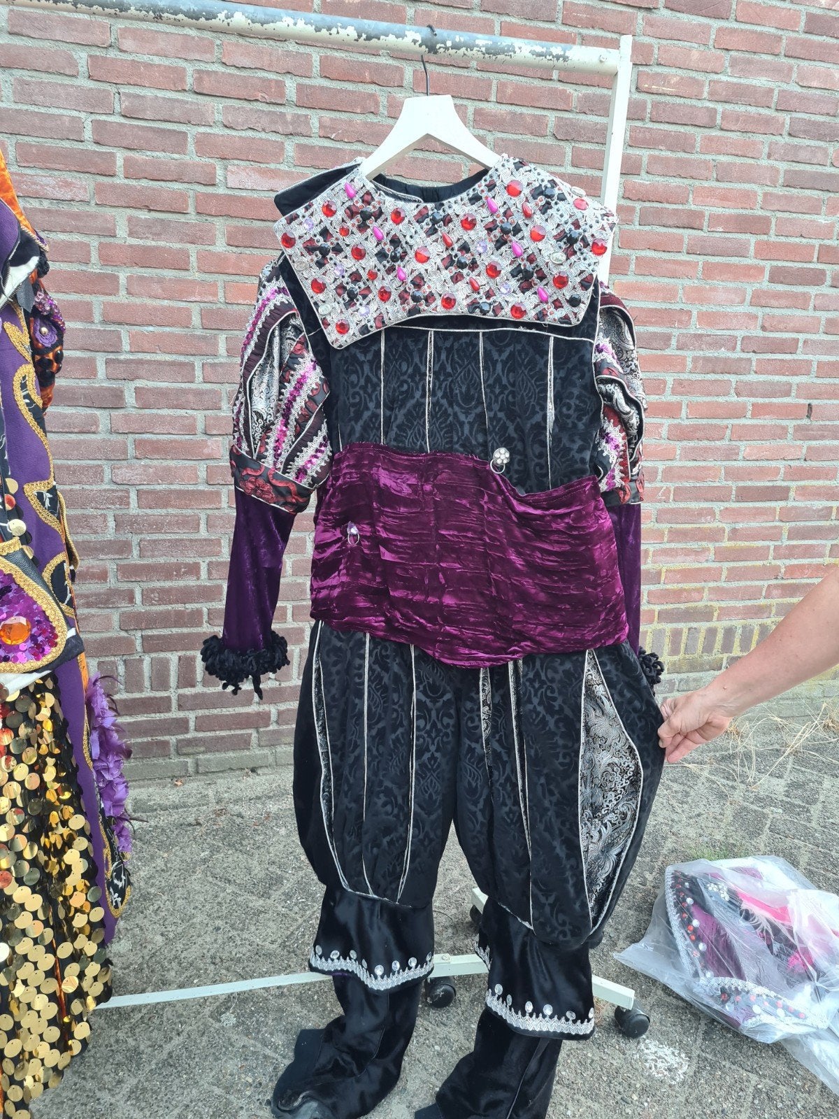 Compleet heren carnavalskostuum met cape en steek - Maat L, Maat 52/54 (L), Carnaval, Ophalen of Verzenden, Kleding