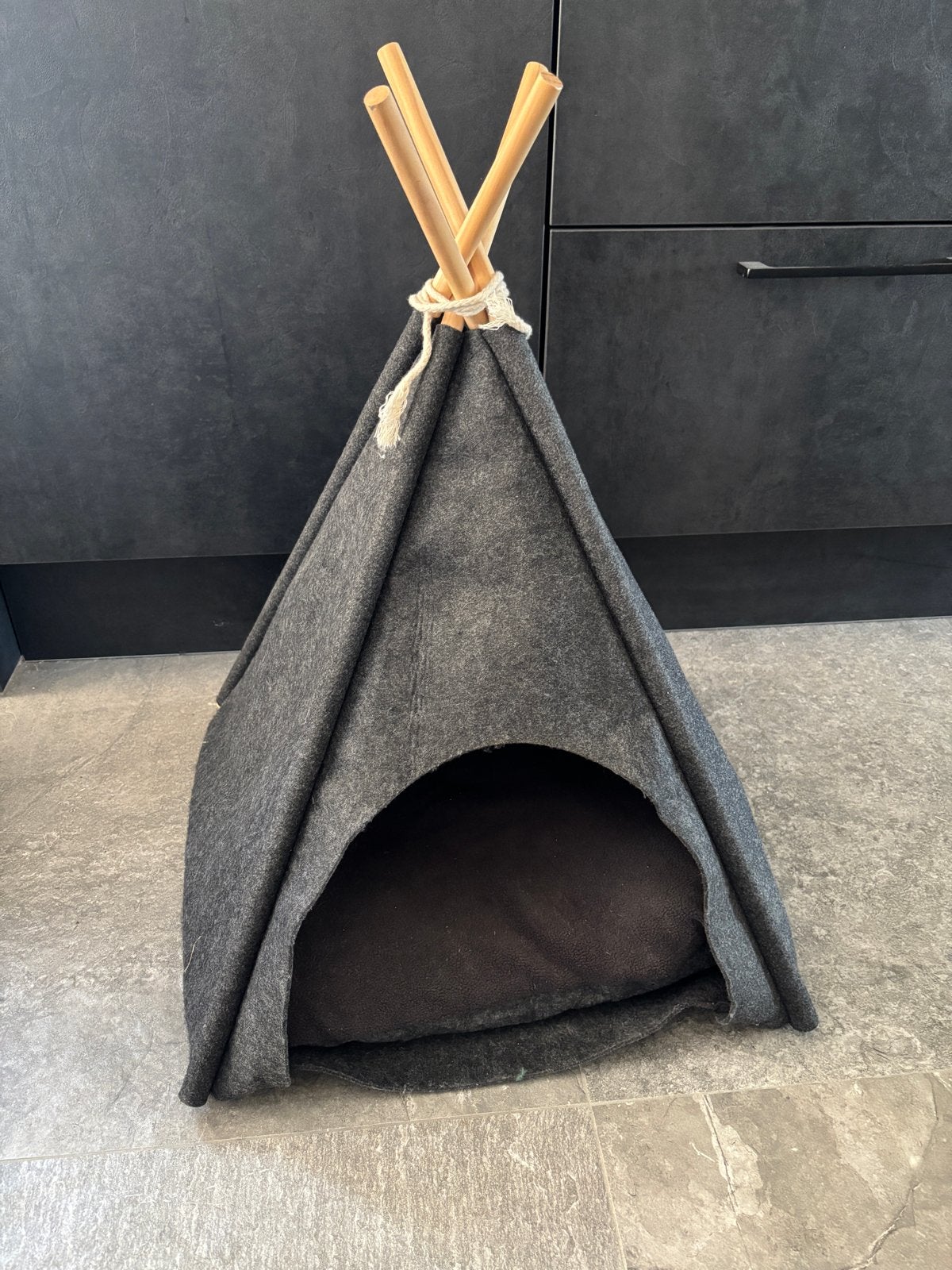 Vilten Tipi Tent voor Kat of Kleine Hond – Donkergrijs, Dieren en Toebehoren, Ophalen of Verzenden, Zo goed als nieuw