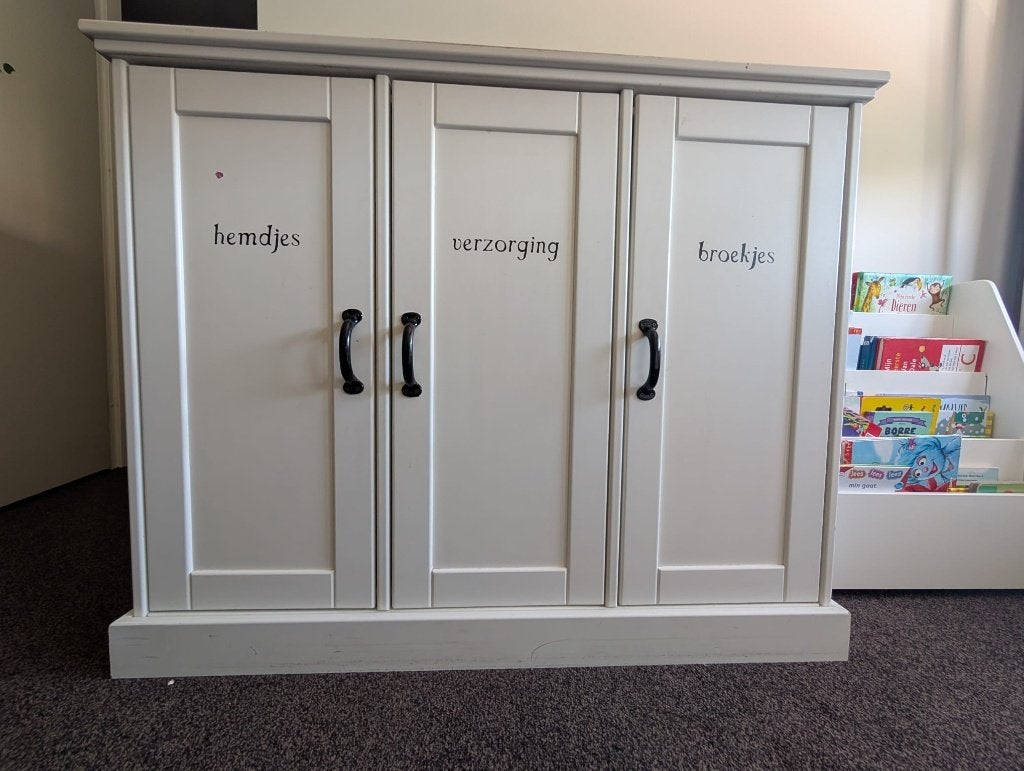 Gratis op te halen: Witte commode met 3 deuren en planken, Kinderen en Baby's, Kinderkamer | Commodes en Kasten, Ophalen, Gebruikt