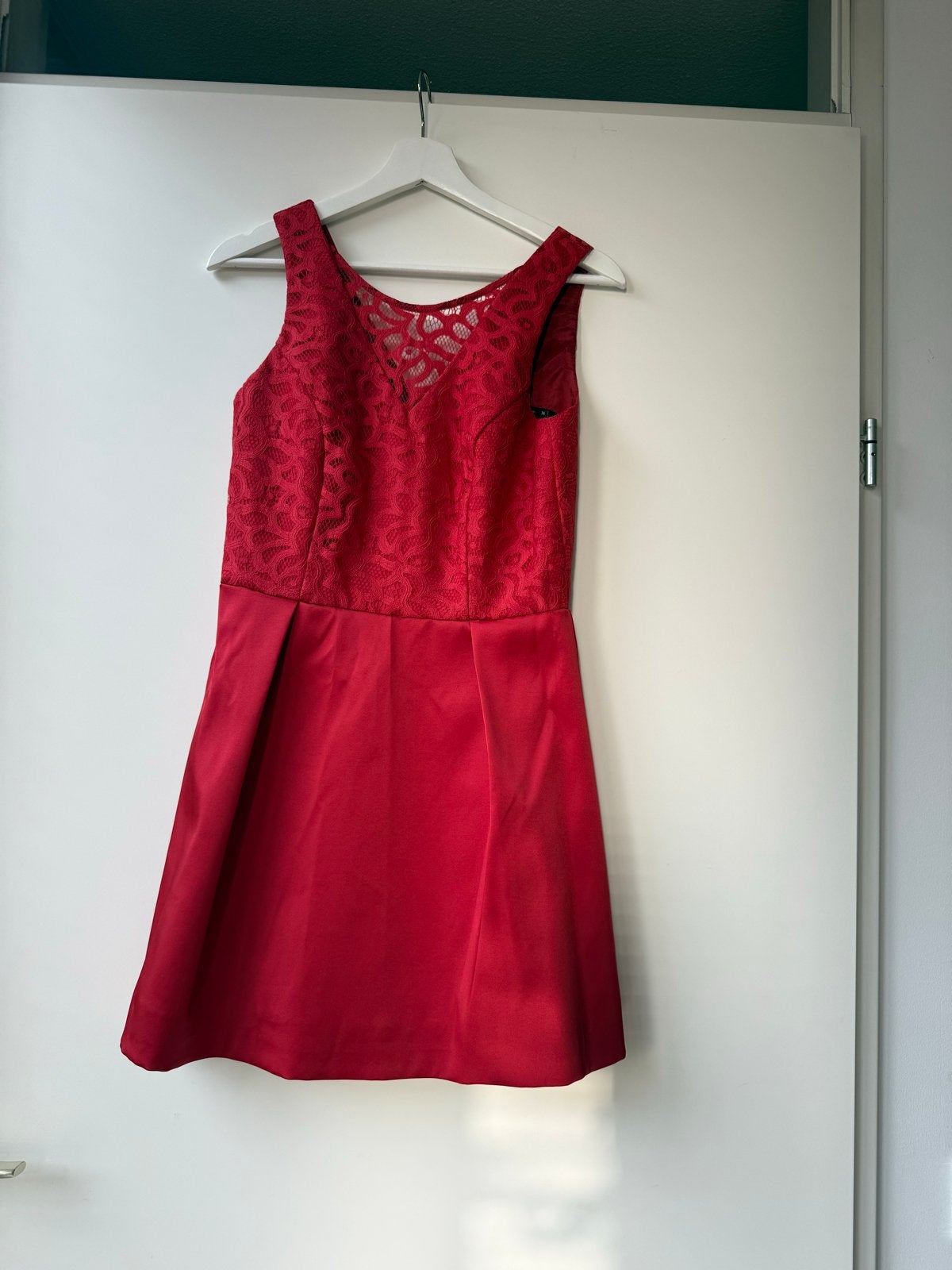 Steps rode jurk met kant - Maat 36 (S), Kleding | Dames, Jurken, Ophalen, Zo goed als nieuw, Maat 36 (S), Boven de knie