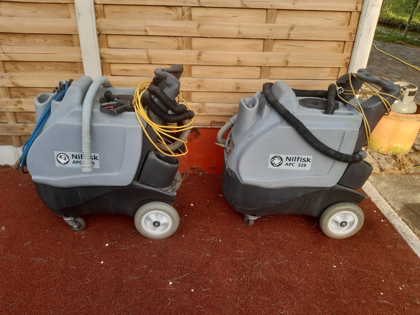 2x Nilfisk APC 328 schoonmaak wagens met hogedrukpomp, Ophalen, Gebruikt, Nilfisk, Elektrisch