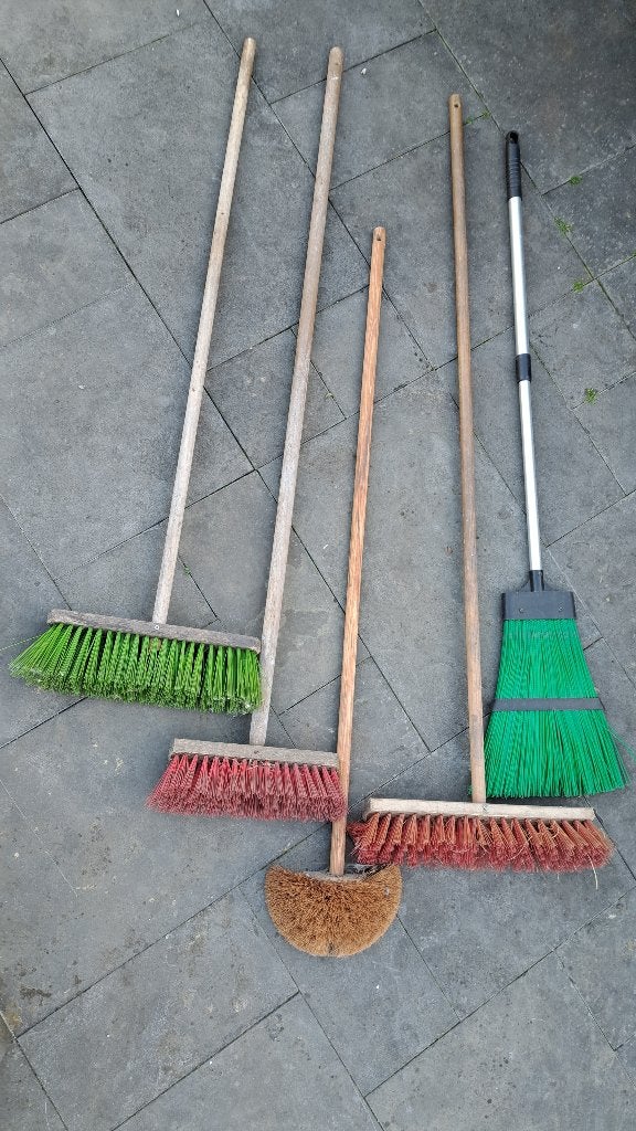 5 Bezems in 1 koop - Diverse modellen voor huis en tuin, Ophalen, Gebruikt, Bezem