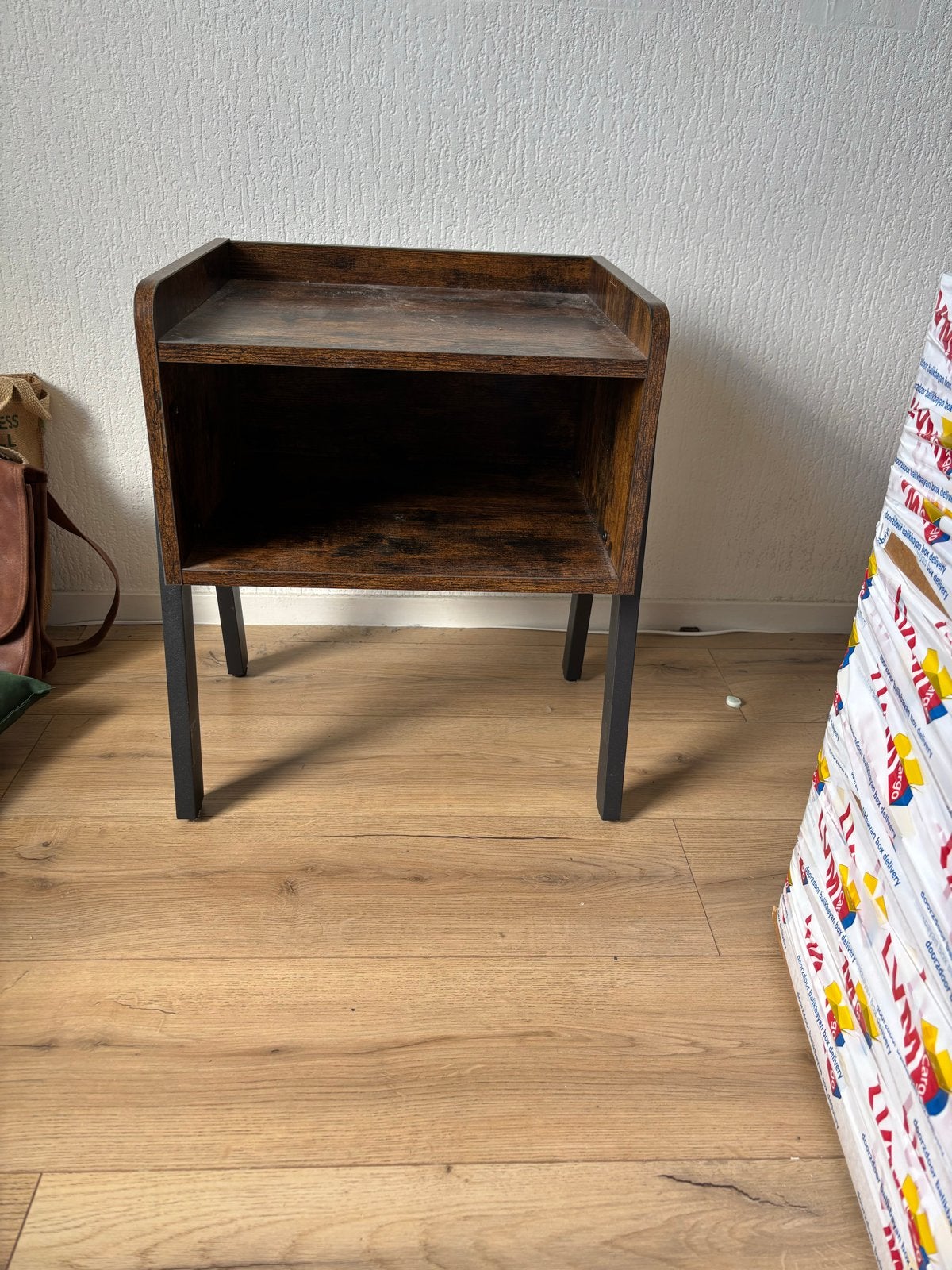 Set van 2 Nachtkastjes - Donker Hout met Zwarte Poten, Huis en Inrichting, Slaapkamer | Nachtkastjes, Ophalen, Gebruikt, Minder dan 45 cm