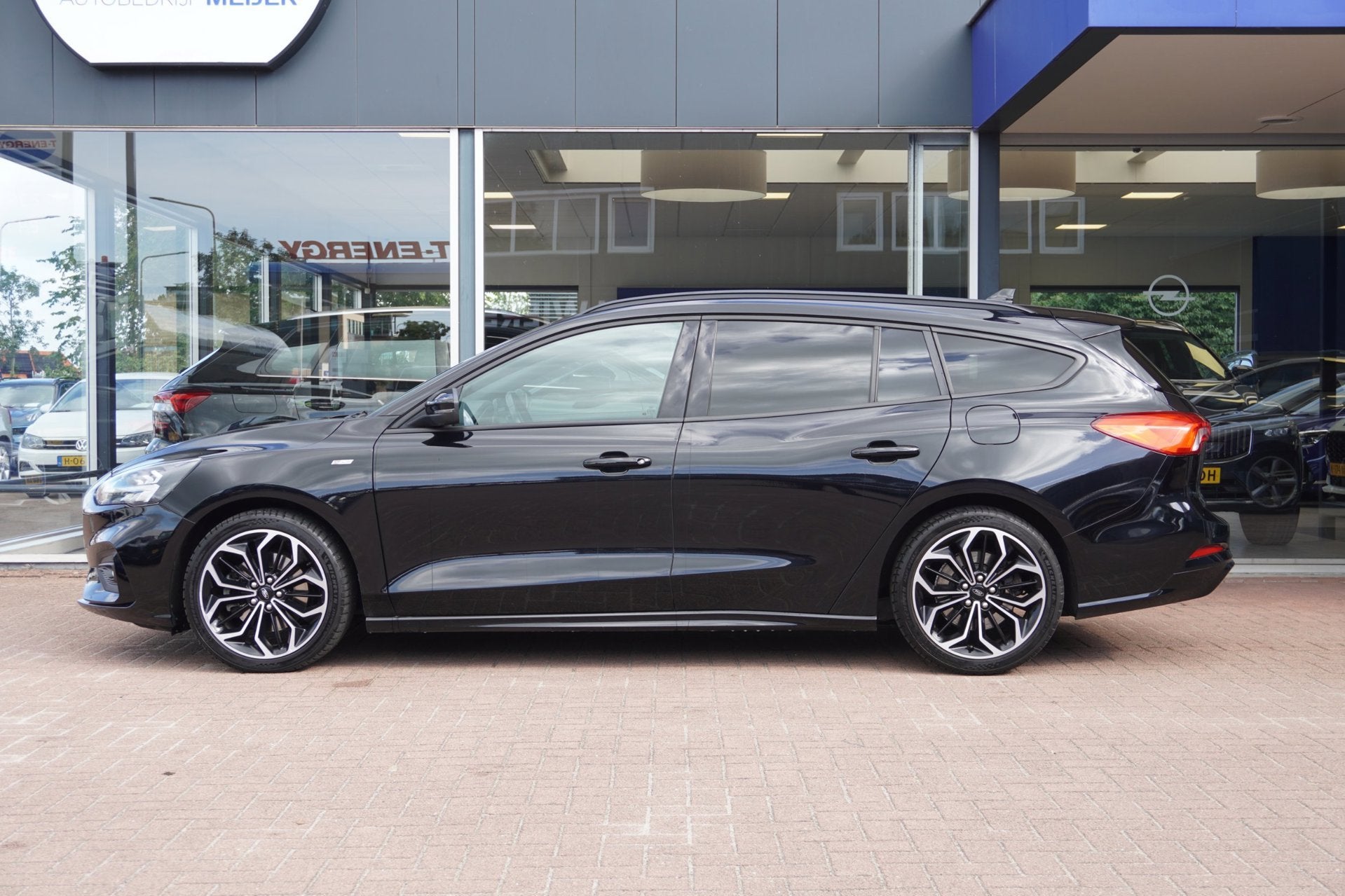 Foto 2 van Ford Focus Wagon 1.0 EcoBoost ST Line Business | Handgeschak