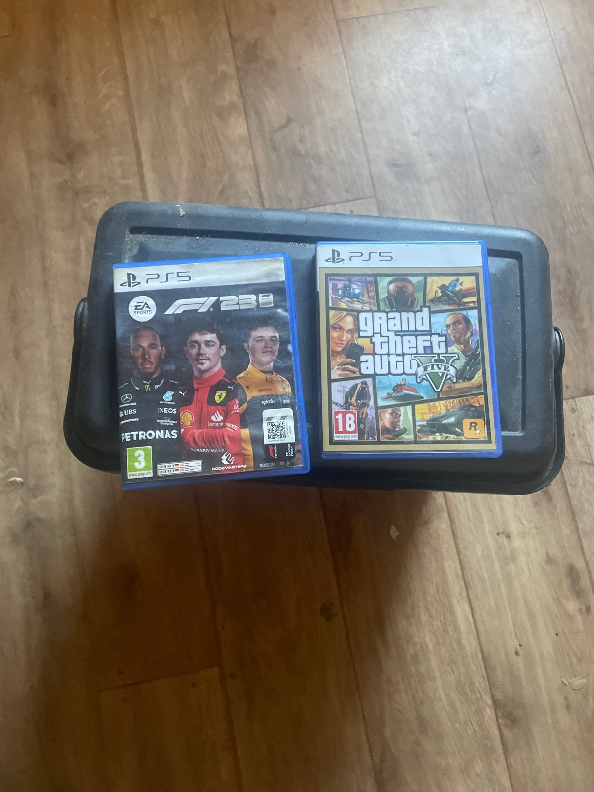 PS5 Games: F1 23 & Grand Theft Auto V - Zo goed als nieuw, Ophalen, Zo goed als nieuw, Racen en Vliegen, Vanaf 18 jaar
