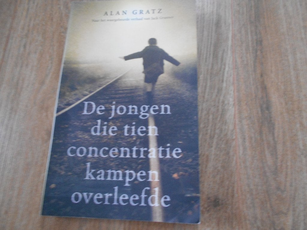 Alan Gratz De jongen die tien concentratie kampen overleefde, Boeken, Ophalen of Verzenden, Tweede Wereldoorlog, Zo goed als nieuw