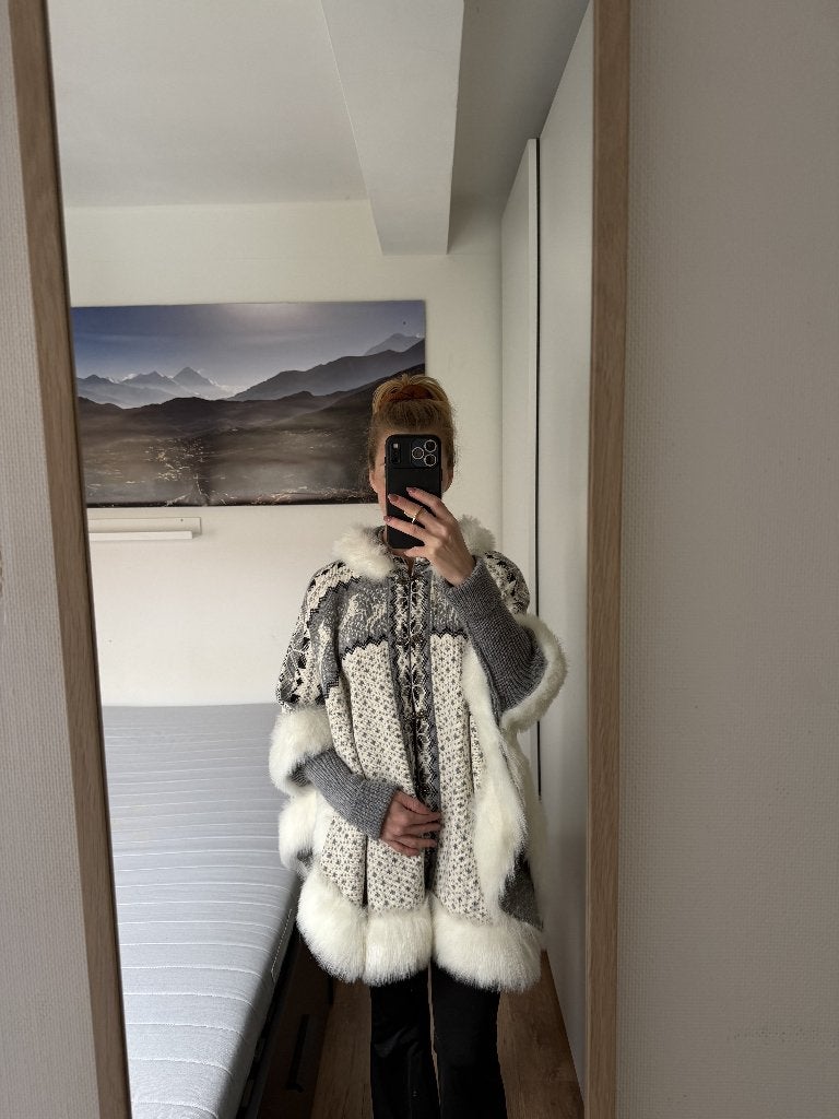 Nordic Poncho - Scandinavisch patroon, Kleding | Dames, Ophalen of Verzenden, Nieuw, Maat 36 (S), Grijs