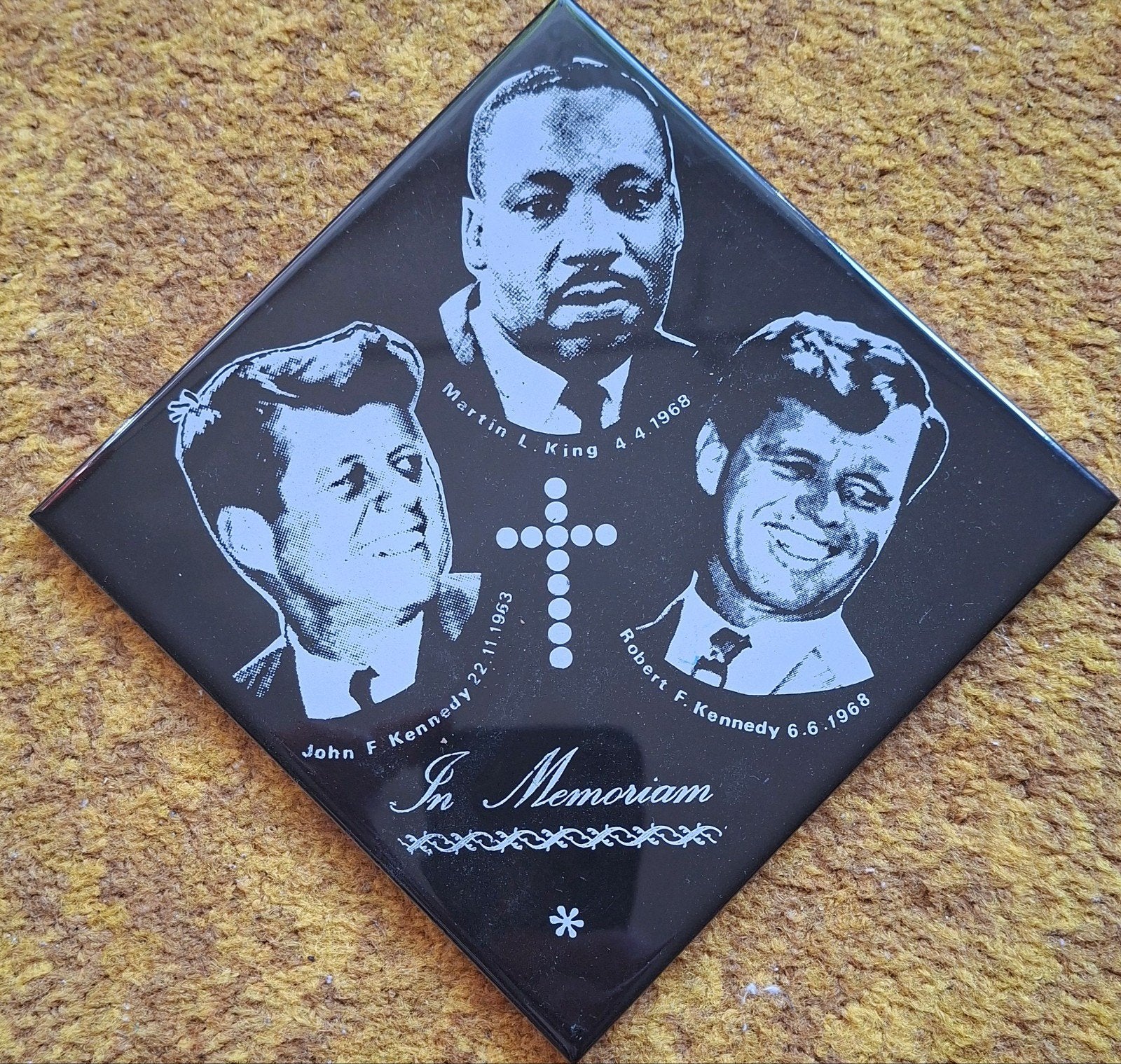 In Memoriam tegel: M. L. King, John F. Kennedy, Robert F, Ophalen of Verzenden