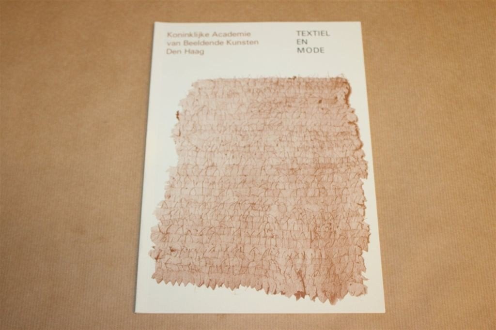 Textiel en Mode — Haagse Academie Beeldende Kunsten 1986, Boeken, Mode, Ophalen of Verzenden, Gelezen, Mode algemeen