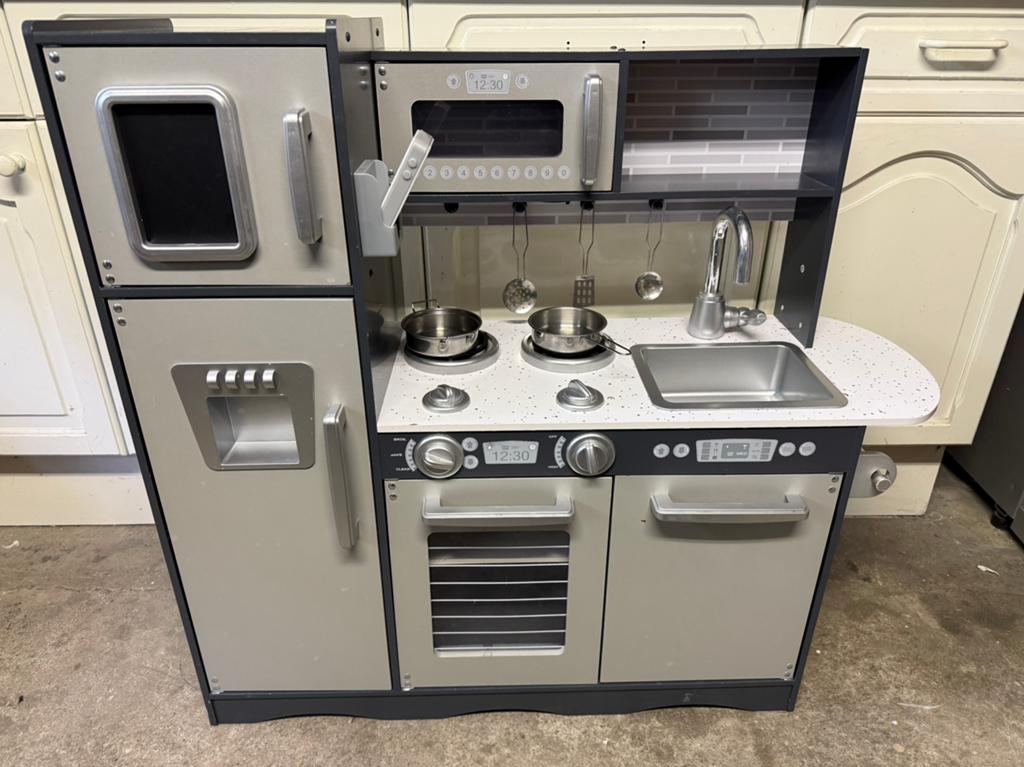 Grote speelkeuken met koelkast en accessoires, Kinderen en Baby's, Speelgoed | Speelkeukens, Ophalen, Gebruikt, Hout, Speelkeuken