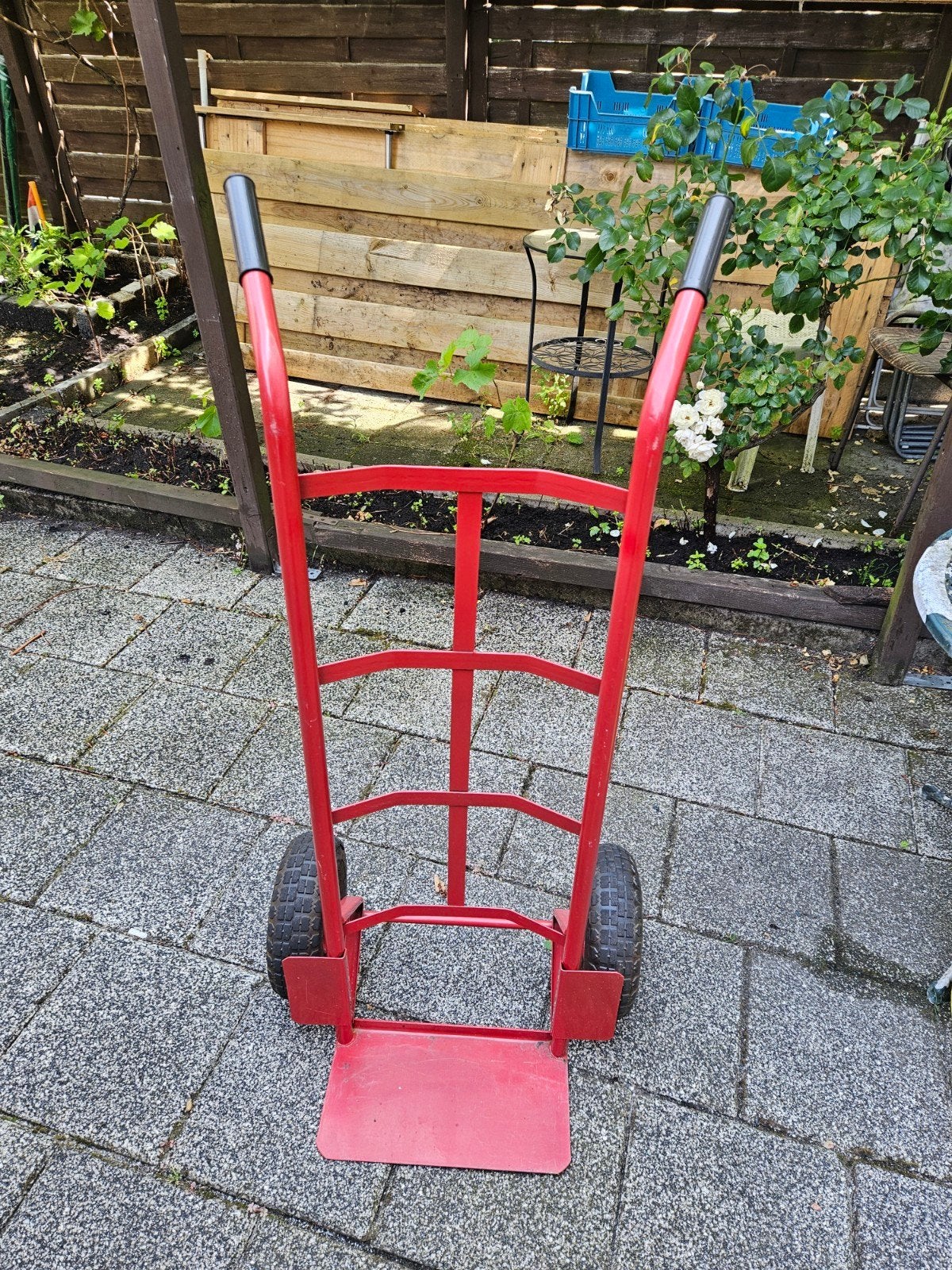 Stevige rode steekwagen met luchtbanden, 60 tot 80 liter, Ophalen of Verzenden, Gebruikt, Steekwagen