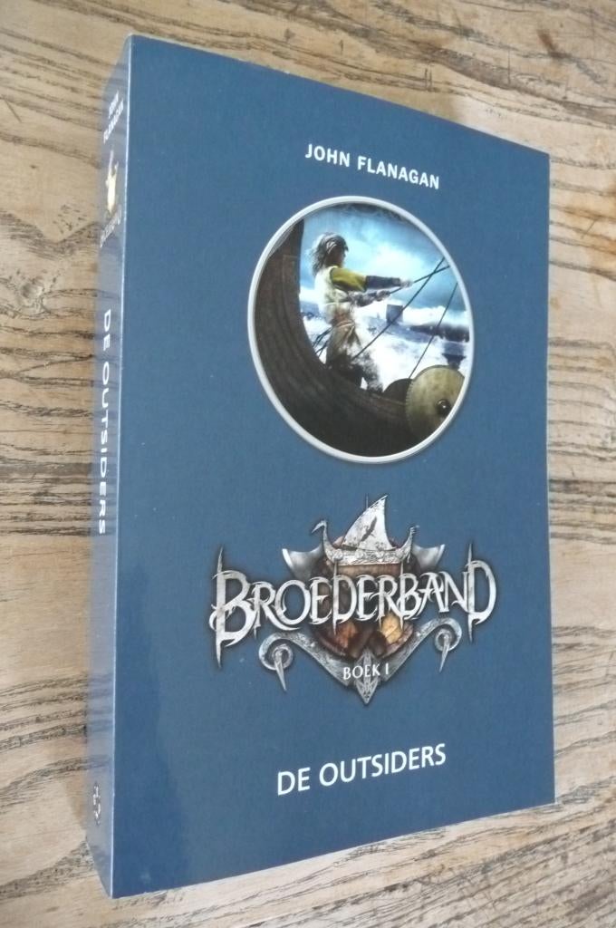 Broederband boek deel I - De outsiders - John Flanagan, Ophalen of Verzenden, Zo goed als nieuw