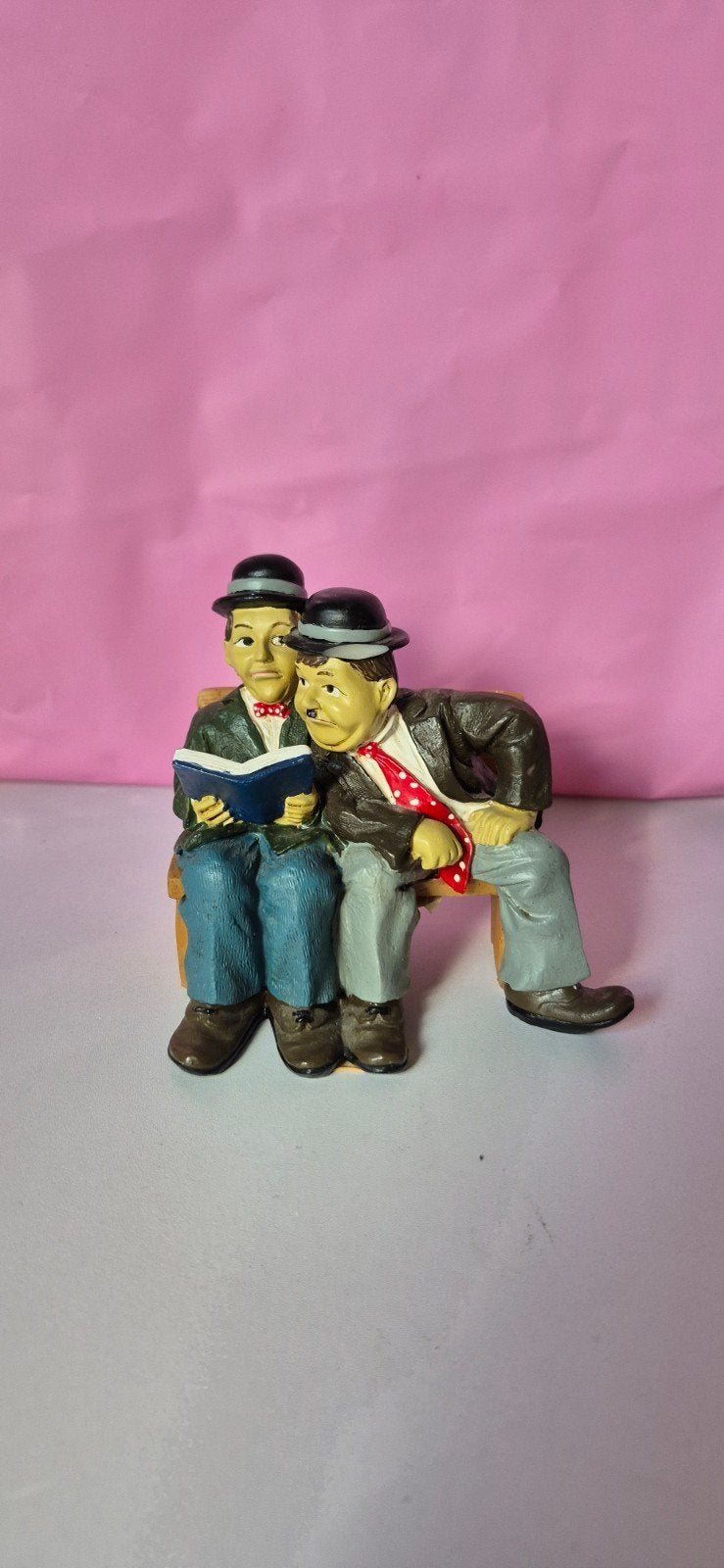 Klein beeldje van Laurel & Hardy lezend op bankje, Ophalen of Verzenden, Gebruikt, Mens
