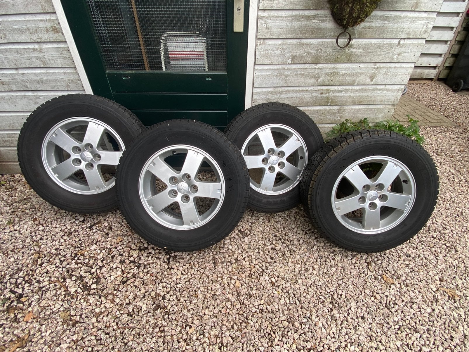 Mitsubishi Oulander velgen met Michelin Alpin winterbanden, Ophalen, 16 inch, Banden en Velgen, Winterbanden
