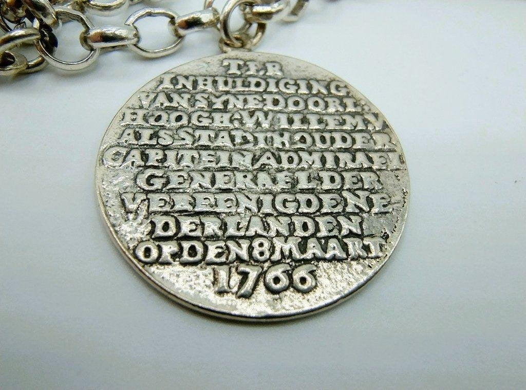 Zilveren bedelarmband met 13 bedels, penning uit 1766, 17 cm, Gebruikt, Info@zilverwebsite.nl, Verzenden, Zilverwebsite.nl