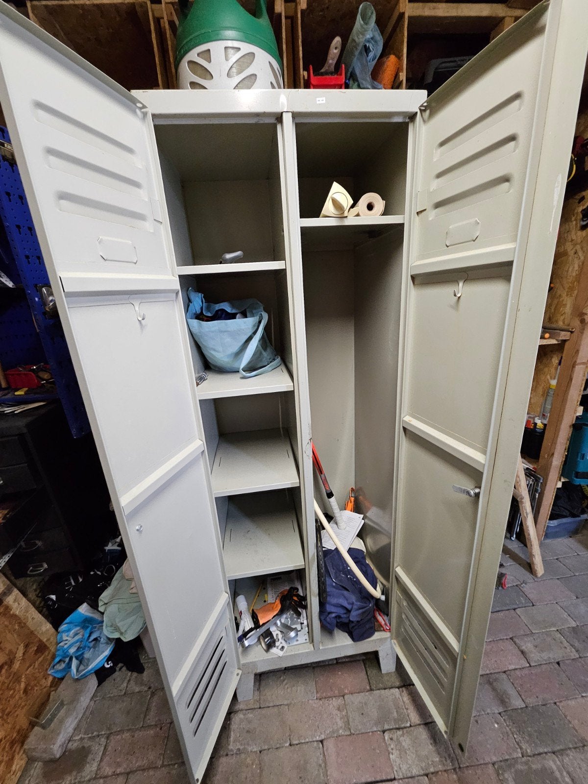Metalen locker/opbergkast met 2 deuren, Ophalen, Gebruikt, Industrieel